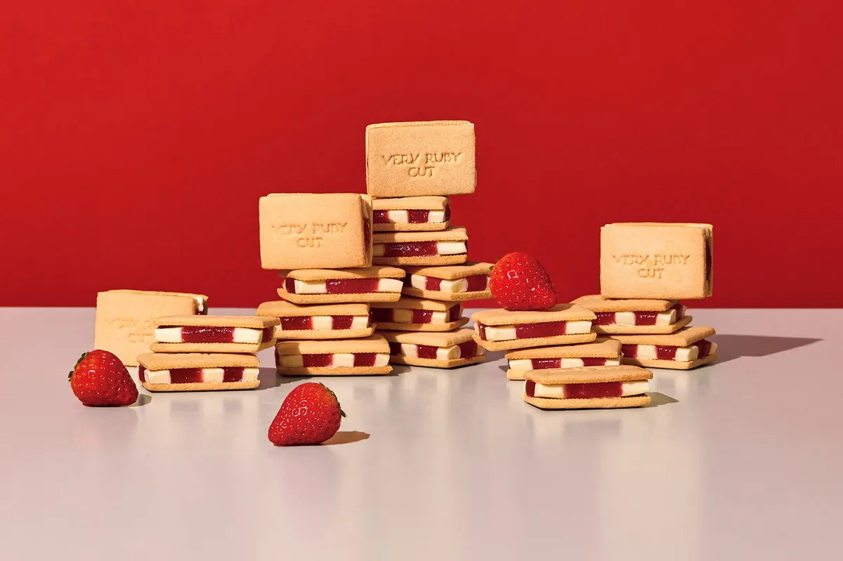 贅沢に積み上げられたいちごミルクサンド