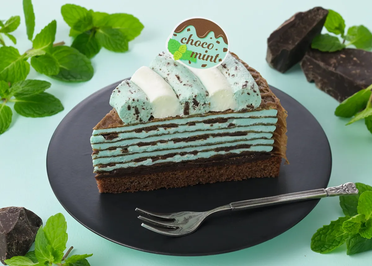 ミント風味のクリームとココアクレープが美しく重なり、上面にホイップが絞られたチョコミントミルクレープ
