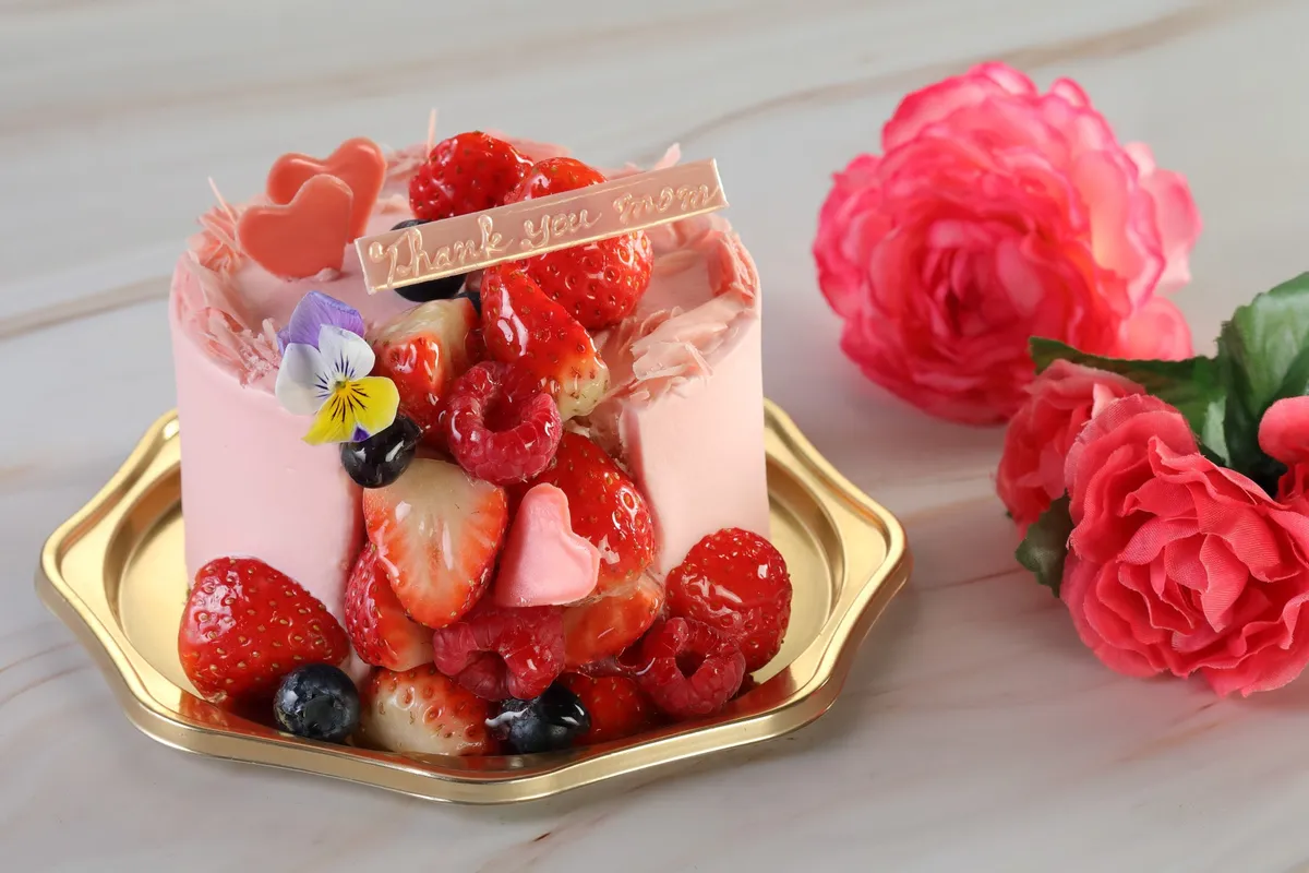 いちごが溢れ出すピンクの母の日ケーキ