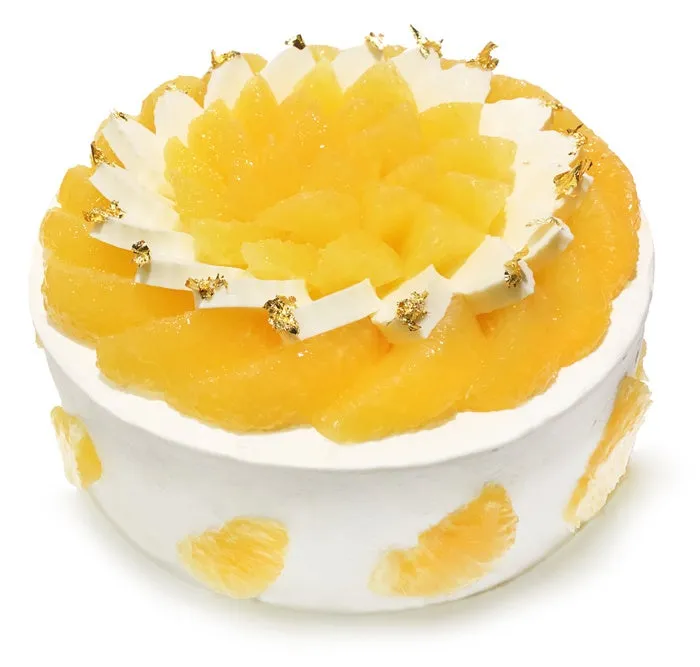 旬の柑橘を贅沢に盛り付け、金箔をあしらった華やかなショートケーキ