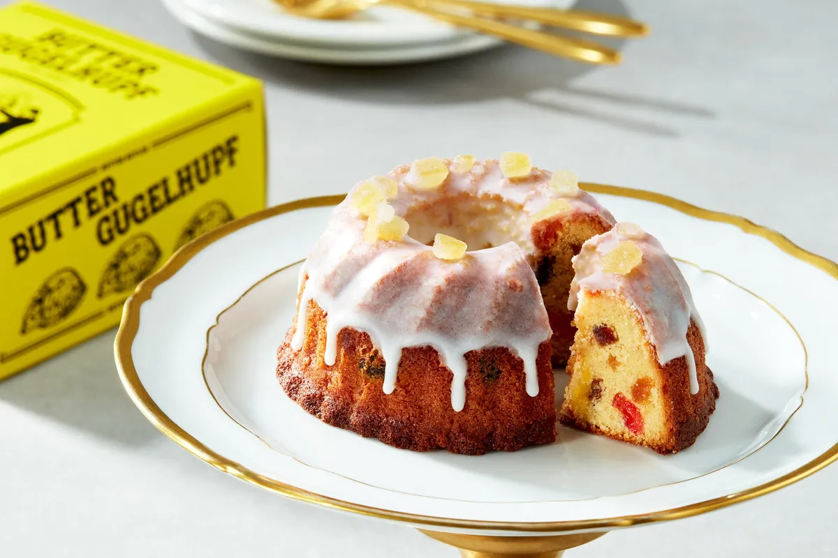 レモンピールとグレーズで彩られたバタークグロフの断面