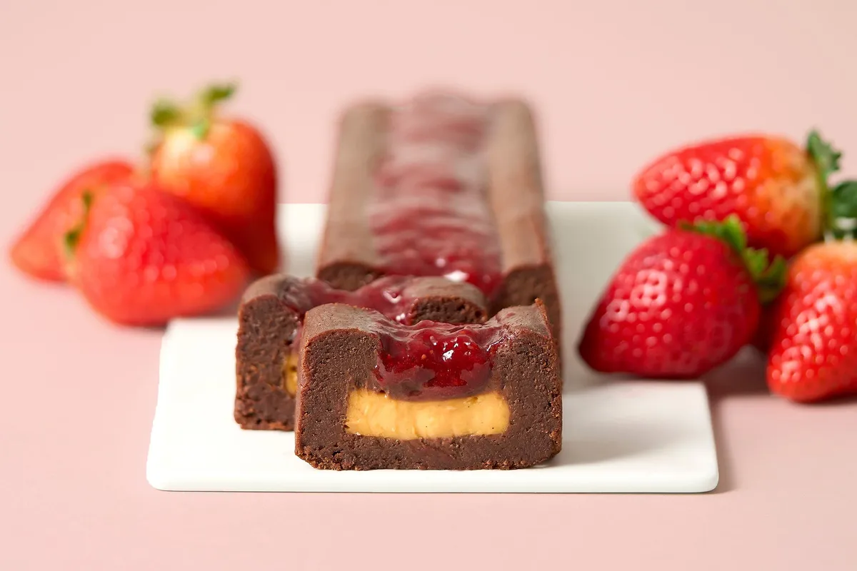 苺とカスタードが層を成すガトーショコラの断面