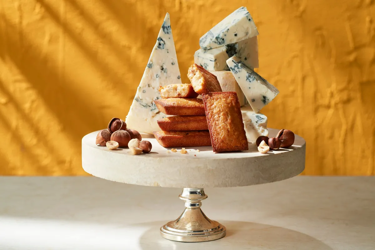 濃厚なゴルゴンゾーラとヘーゼルナッツを贅沢に使用したフィナンシェ