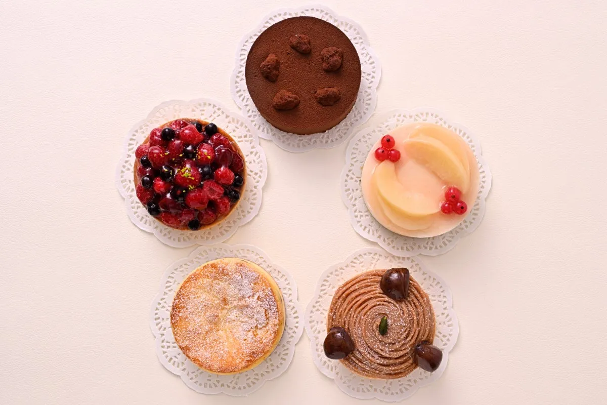 5種類のミニホールケーキが並んだ様子