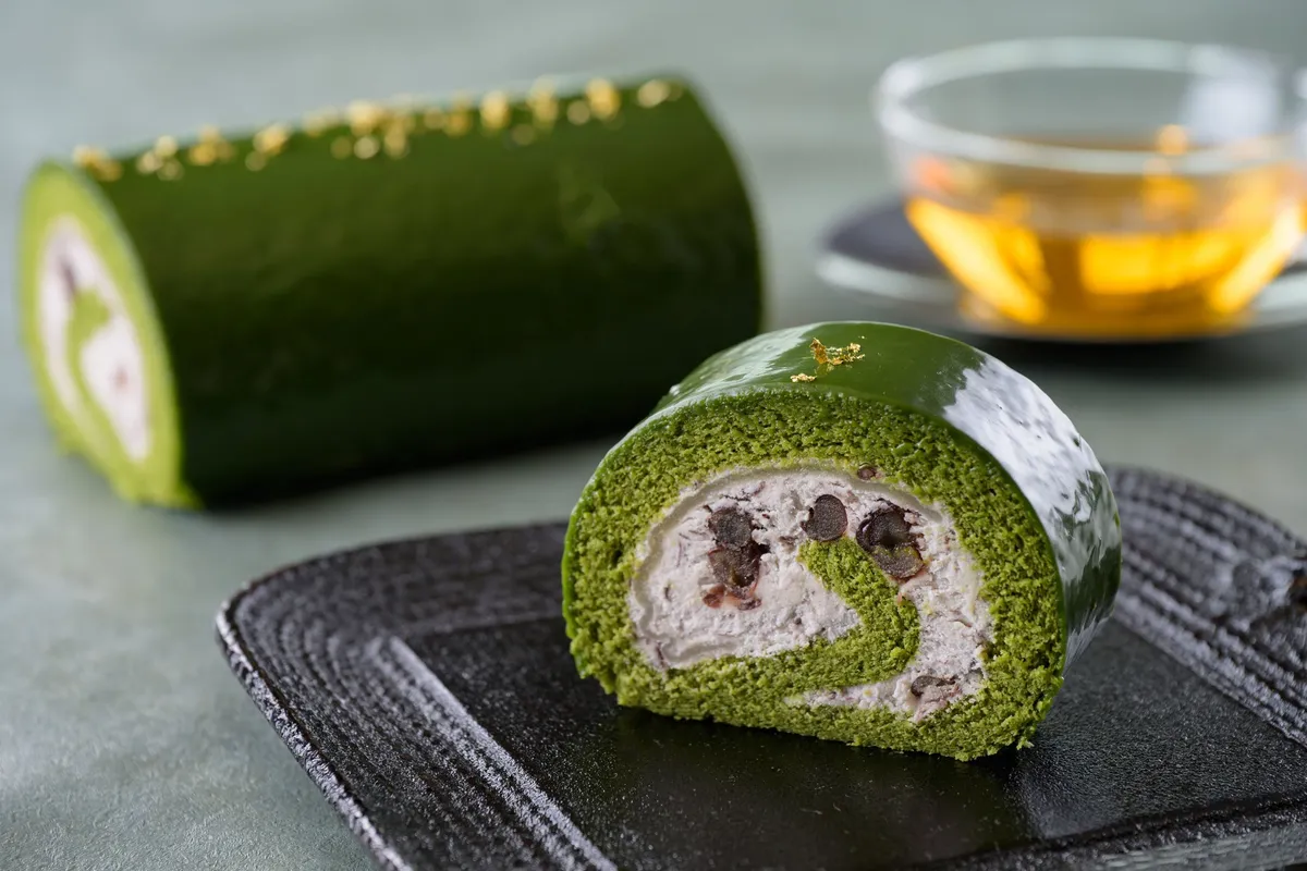 伊勢茶の鮮やかな緑に金箔が舞う、高級感あふれるロールケーキの外観