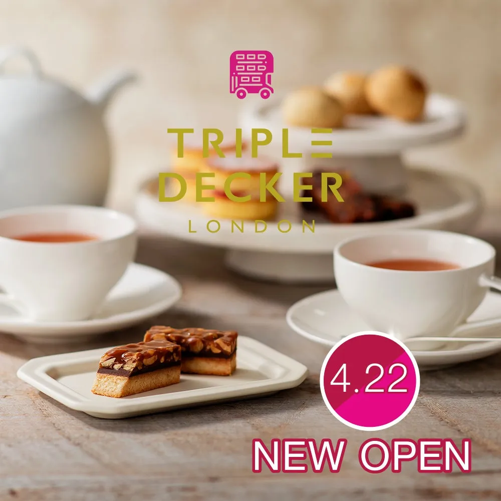 ティーセットと共に並ぶトリプルデッカーロンドンの英国菓子イメージ