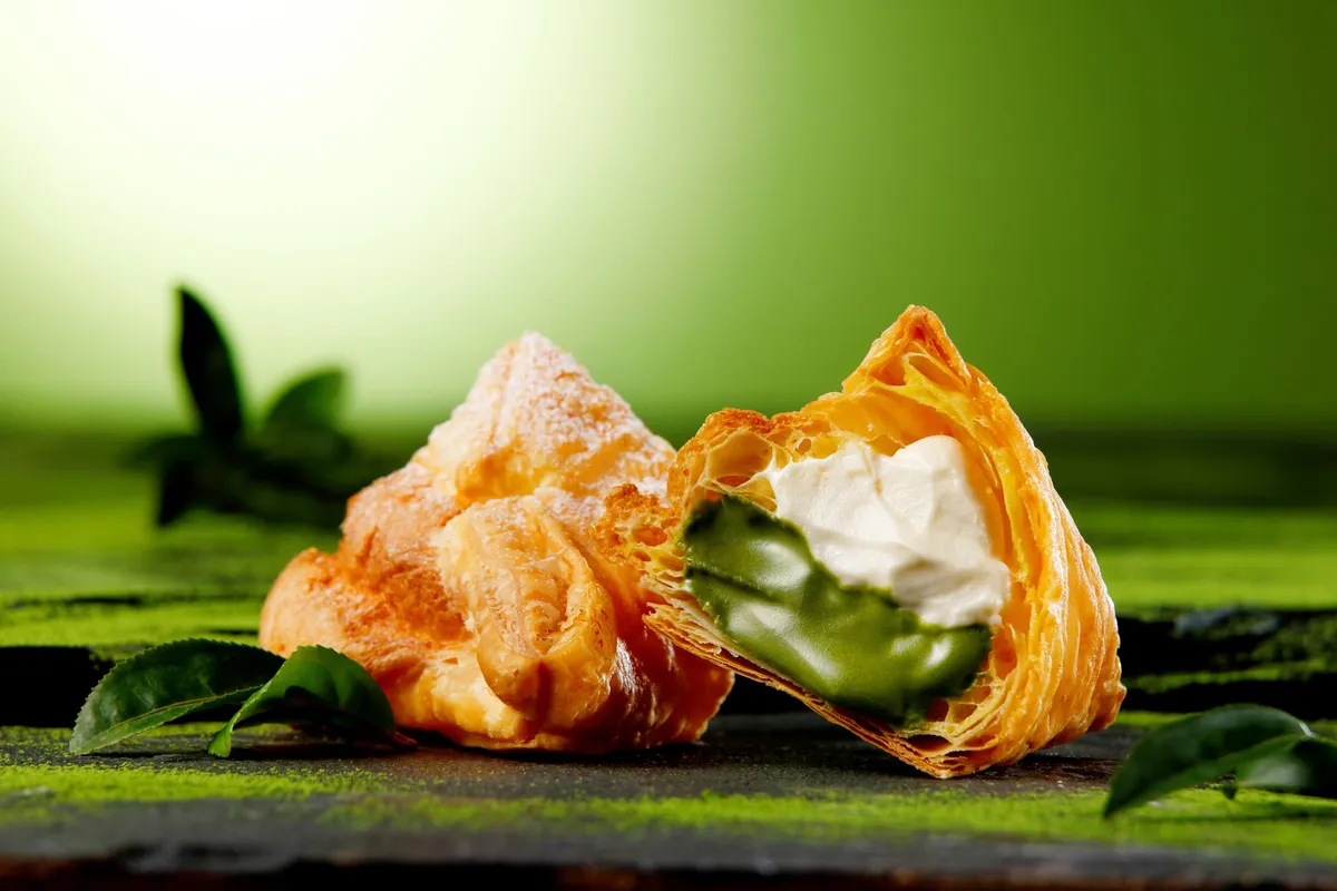 宇治抹茶クリームとミルククリームが2層になった断面が美しいミルクパイ