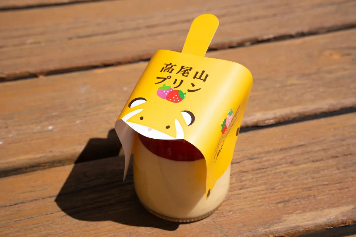 ムササビのイラストが可愛い、いちご味の高尾山プリン