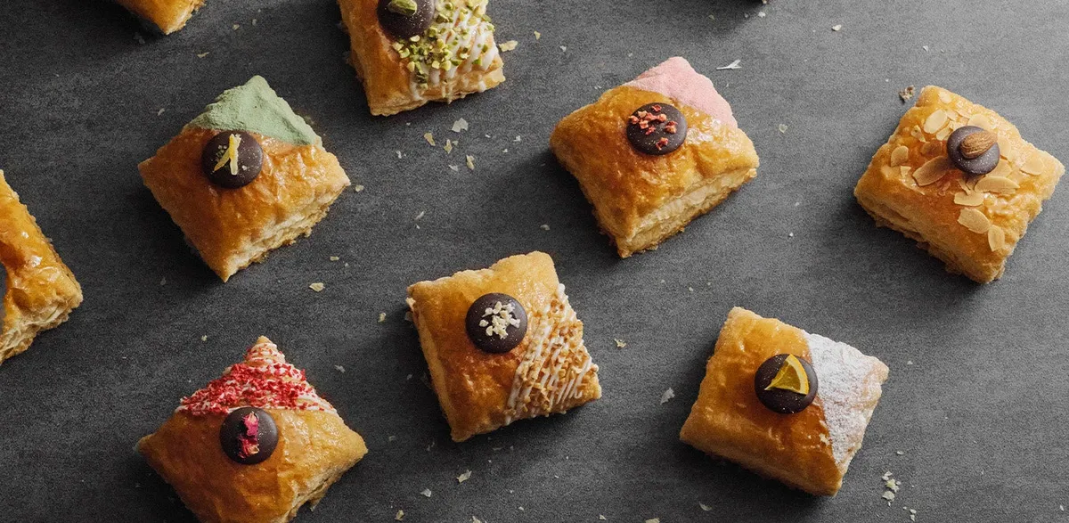 色とりどりのトッピングが施された生カスタードパイの集合写真