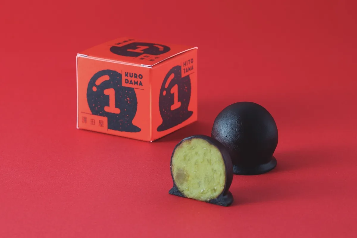 くろ玉の商品パッケージと断面。鮮やかな緑色のうぐいす餡が特徴的です