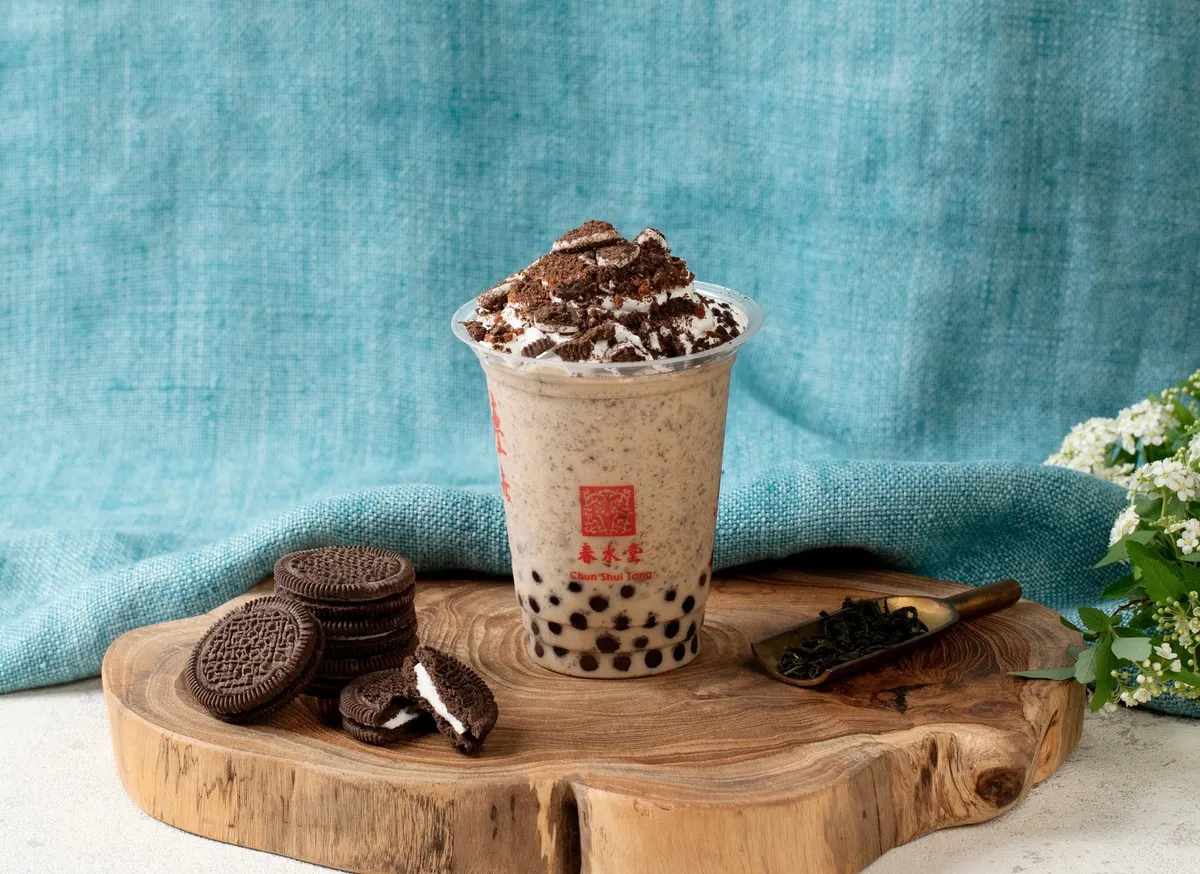 春水堂のタピオカクッキー＆クリーム鉄観音。ホイップの上に砕いたクッキーがたっぷりトッピングされたスムージードリンク