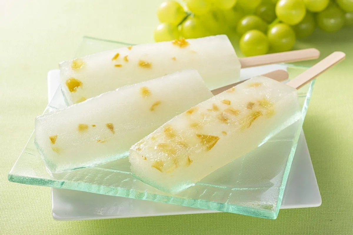 涼やかな透明感のある葛バーと、みずみずしいシャインマスカット