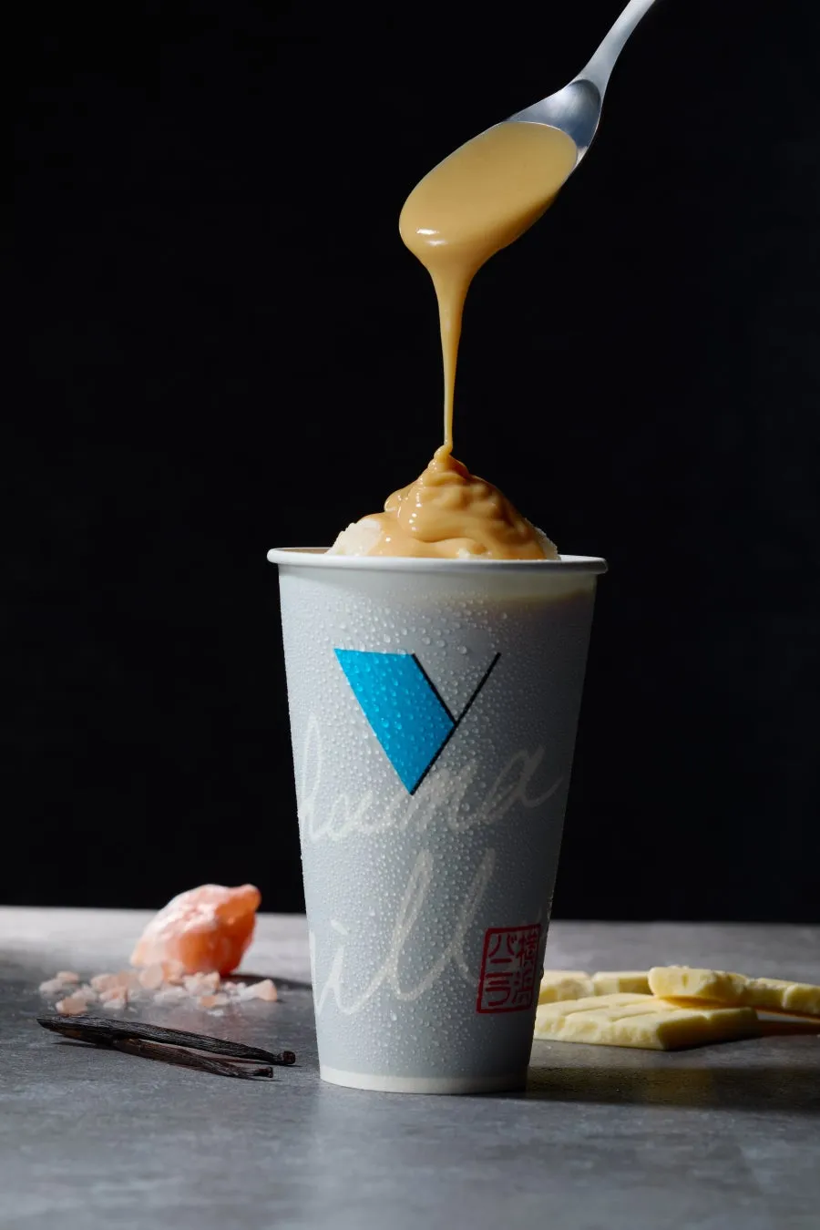 塩バニラシェイクの仕上げの様子