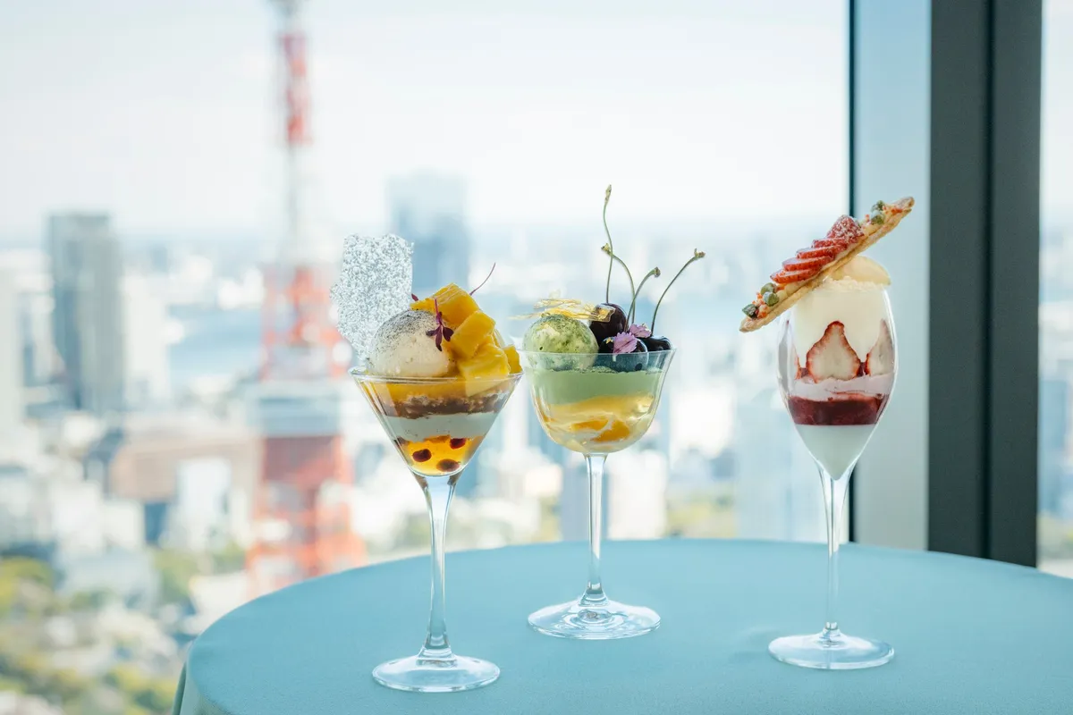東京タワーを背景に並ぶ3種類の華やかな期間限定パフェ