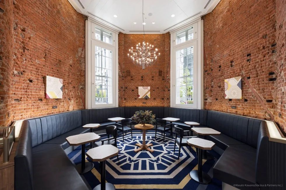 歴史を感じる赤レンガの壁とモダンなインテリアが調和した店内