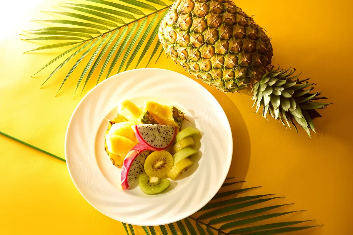 瑞々しくカットされたパイナップルやドラゴンフルーツの盛り合わせ