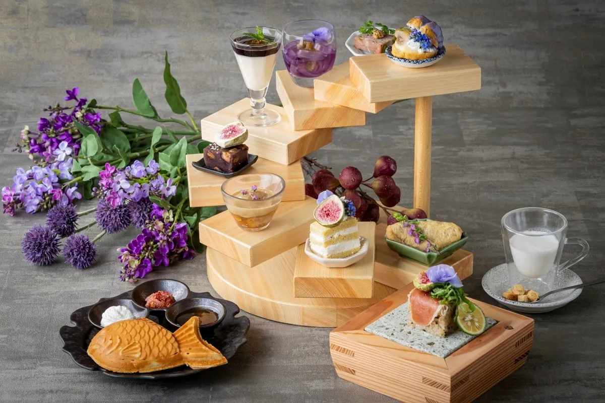 螺旋状の木製スタンドに並ぶ、無花果をあしらった華やかな和スイーツの数々