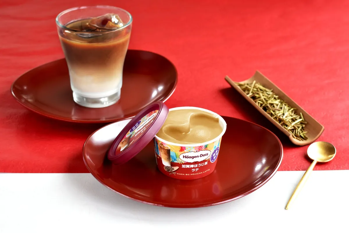 赤い盆に並ぶハーゲンダッツ加賀棒ほうじ茶ラテとアイスラテ