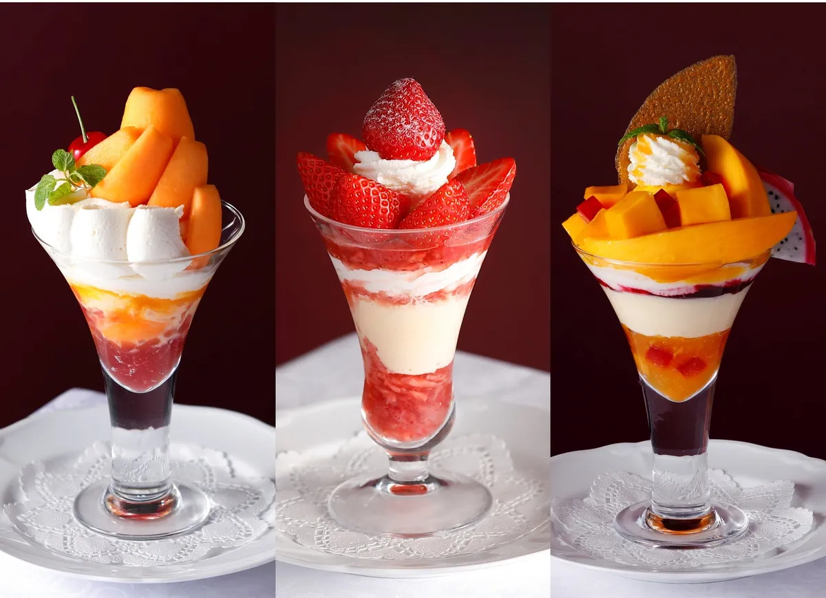 5月限定の豪華なフルーツパフェ3種が並ぶ様子