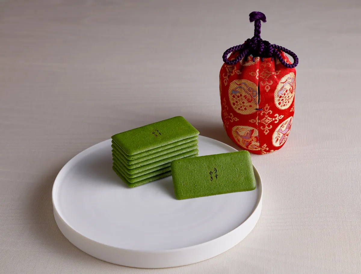 新商品「茶の菓 うすやき」と鮮やかな赤色の京巾着