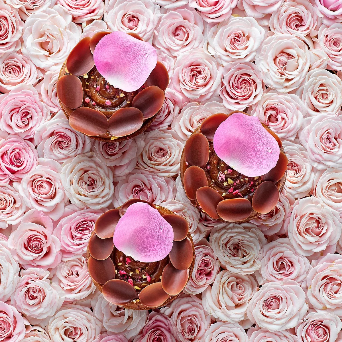 バラの花びらに囲まれた華やかな限定パティスリー「ローズ デ サーブル」