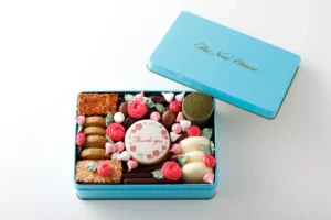 ホテルニューオータニ「パティスリーSATSUKI」3万輪の薔薇が咲く母の日限定クッキー缶を販売