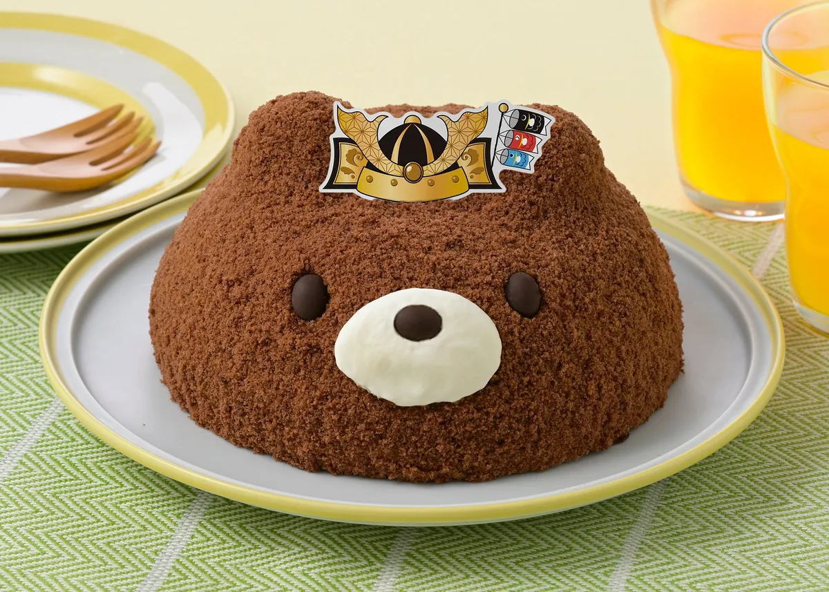 かぶととこいのぼりのピックをつけた、茶色のふわふわとしたくまさんのデコレーションケーキ
