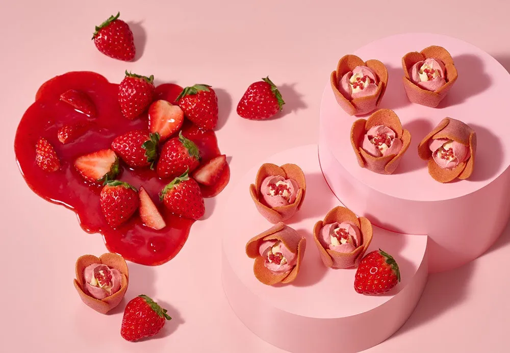 あまおう苺とピンクのチューリップローズが並ぶ華やかな様子