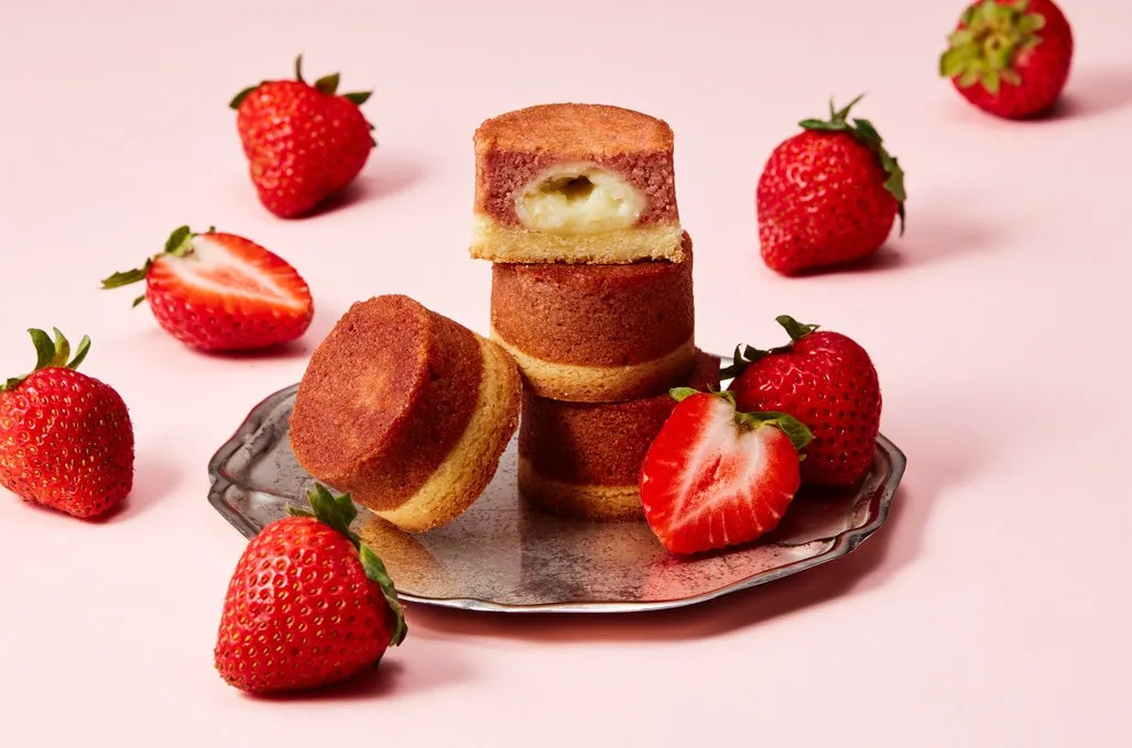 あまおうピューレのピンク色が映えるクラフトバターケーキの断面