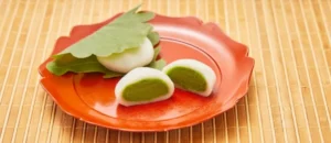 昨年1万個超の大ヒット！胡蝶庵の「柏もち＜抹茶＞」が今年も登場。濃厚な宇治抹茶餡が香る端午の節句の逸品