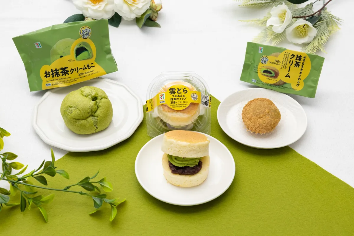 セブン‐イレブンの新作抹茶スイーツ3品が並ぶ様子