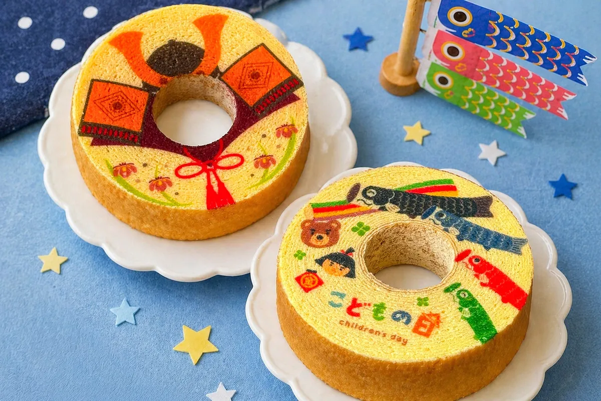 こどもの日限定の鯉のぼりと兜が描かれたバウムクーヘン