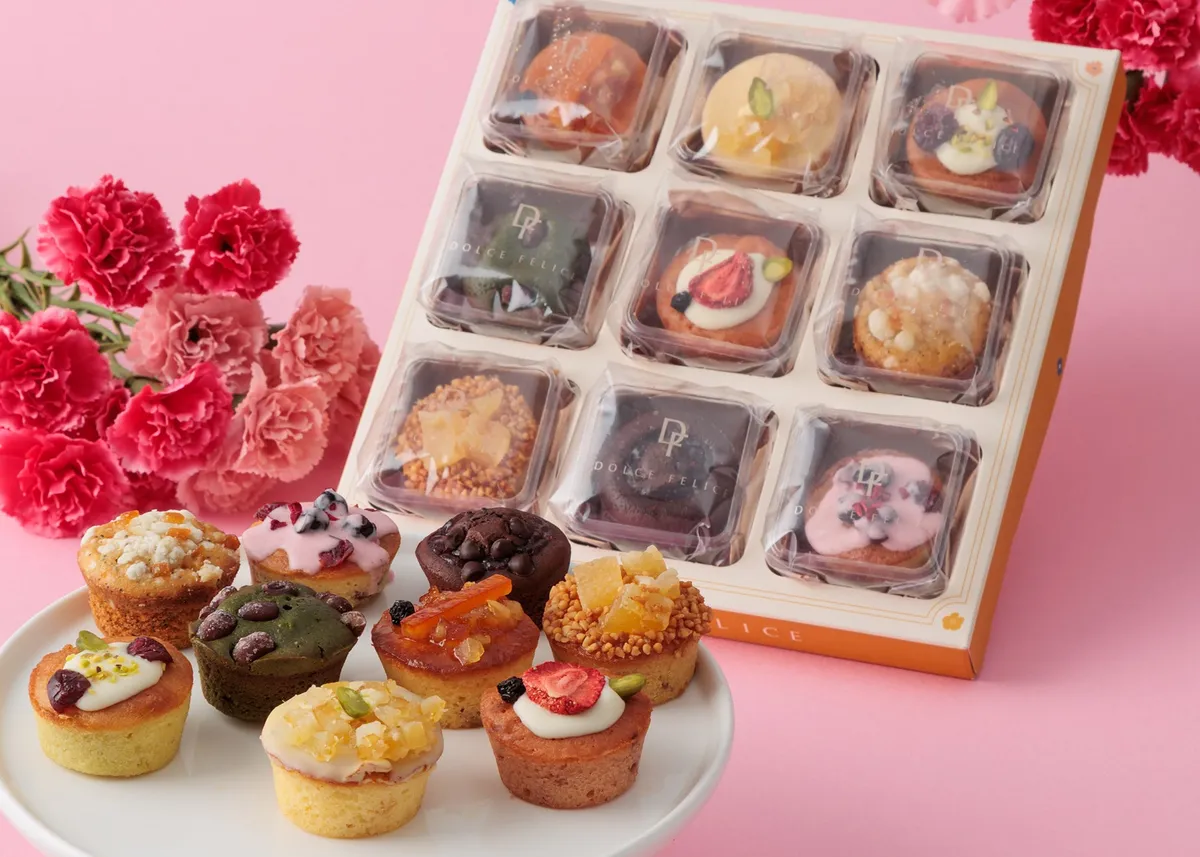 9種類の彩り豊かなパウンドケーキが並ぶ華やかなギフトセット
