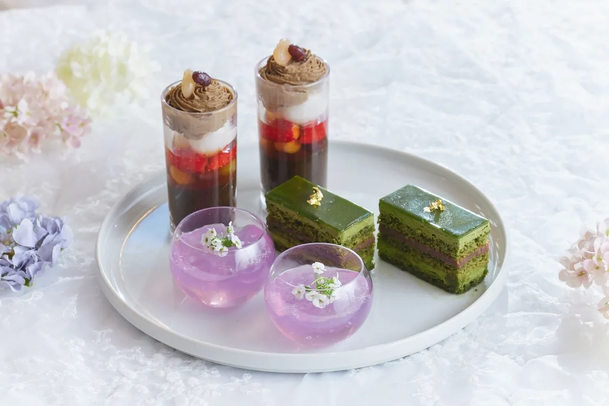 金箔をあしらった濃厚な抹茶のオペラ、紫色のバタフライピージュレ、層が美しいほうじ茶のヴェリーヌ