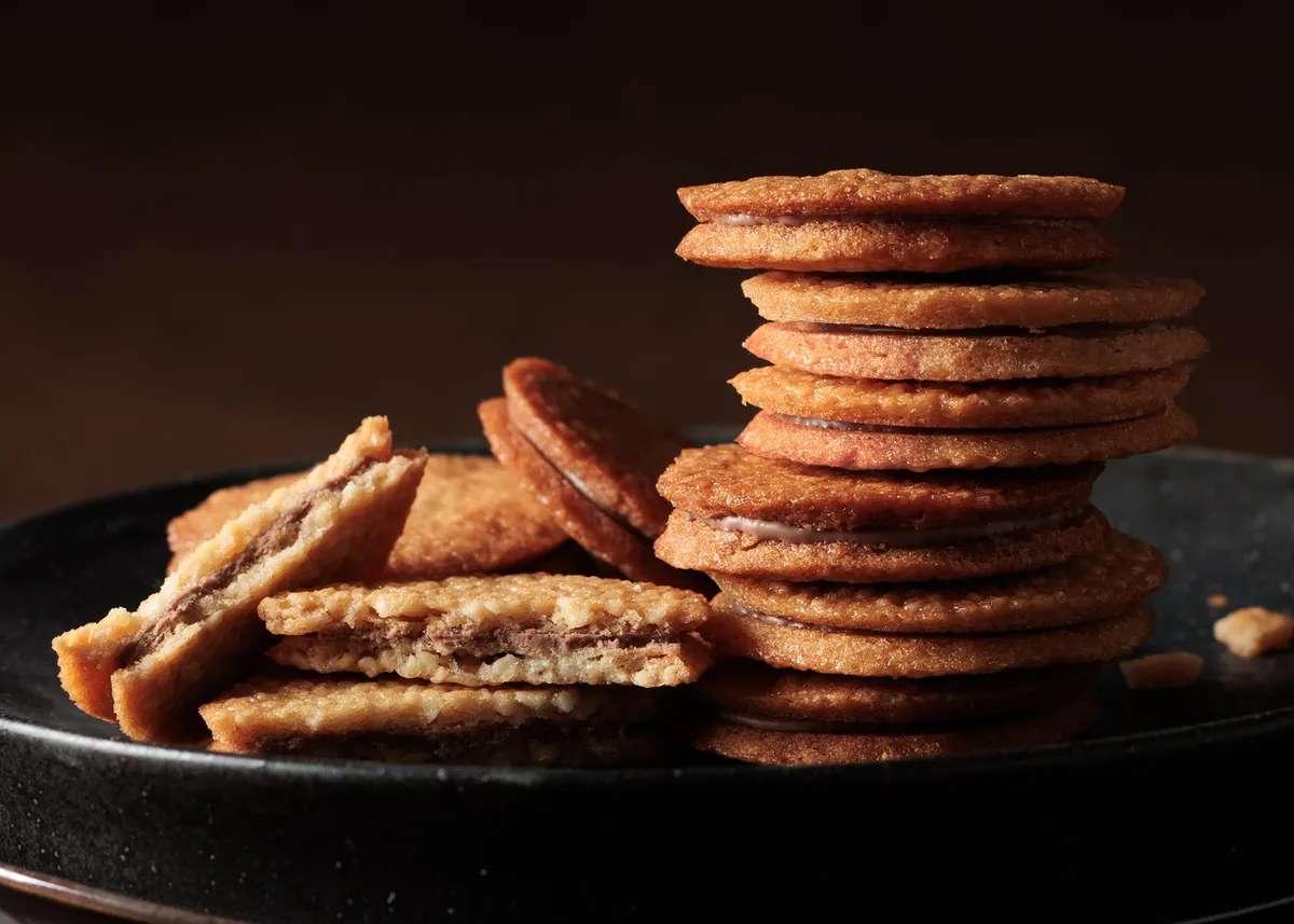 積み重ねられた塩キャラメルショコラサンドの断面