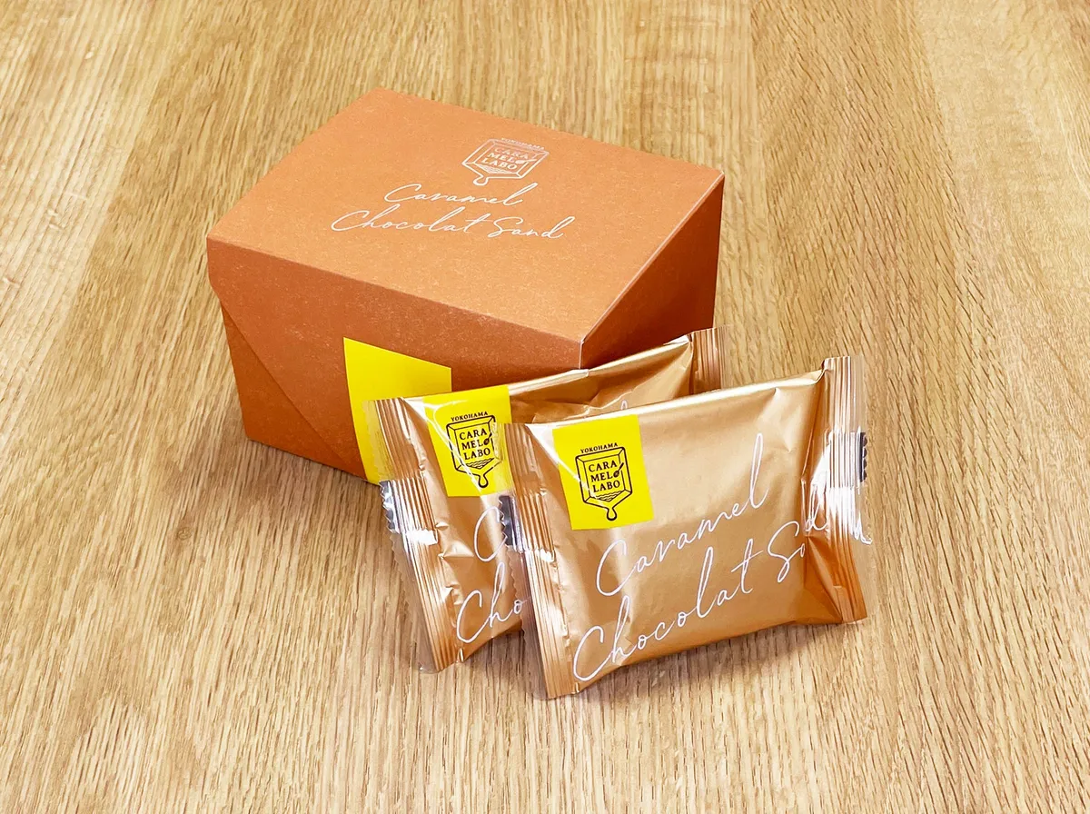 オレンジ色の箱に入った4個入りのキャラメルショコラサンド
