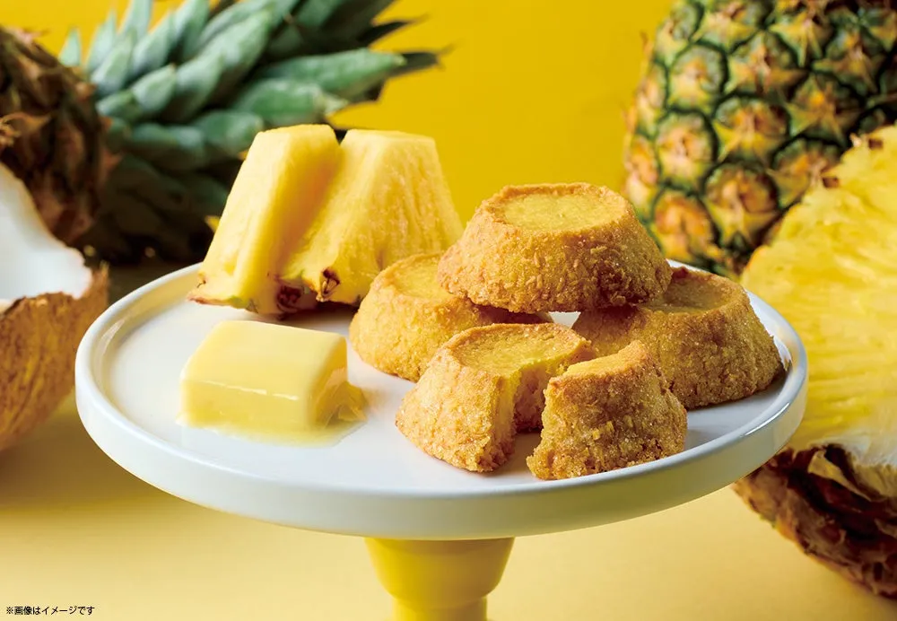 粗めのココナッツをまぶしたパイン味のバタークッキー