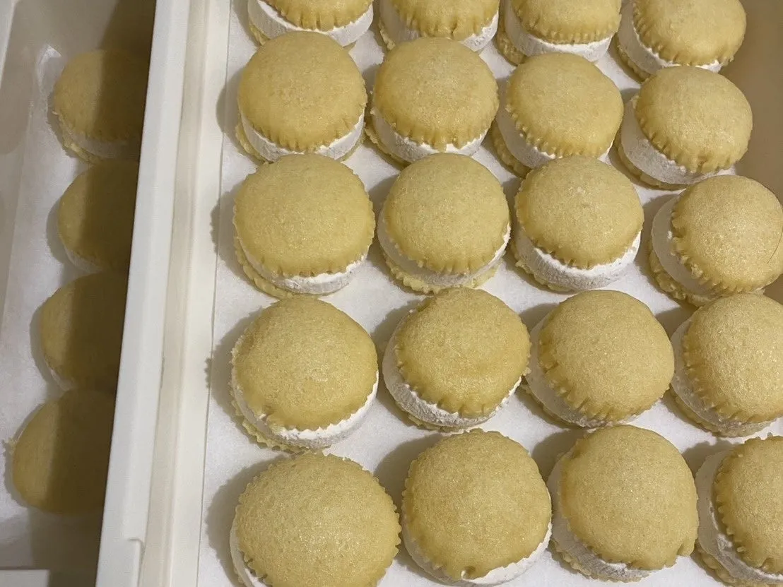 トレイに並べられたむしケーキアイス