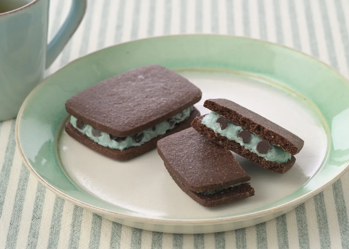 チョコチップ入りのミント風味バタークリームをショコラサブレでサンドしたチョコミントサブレ