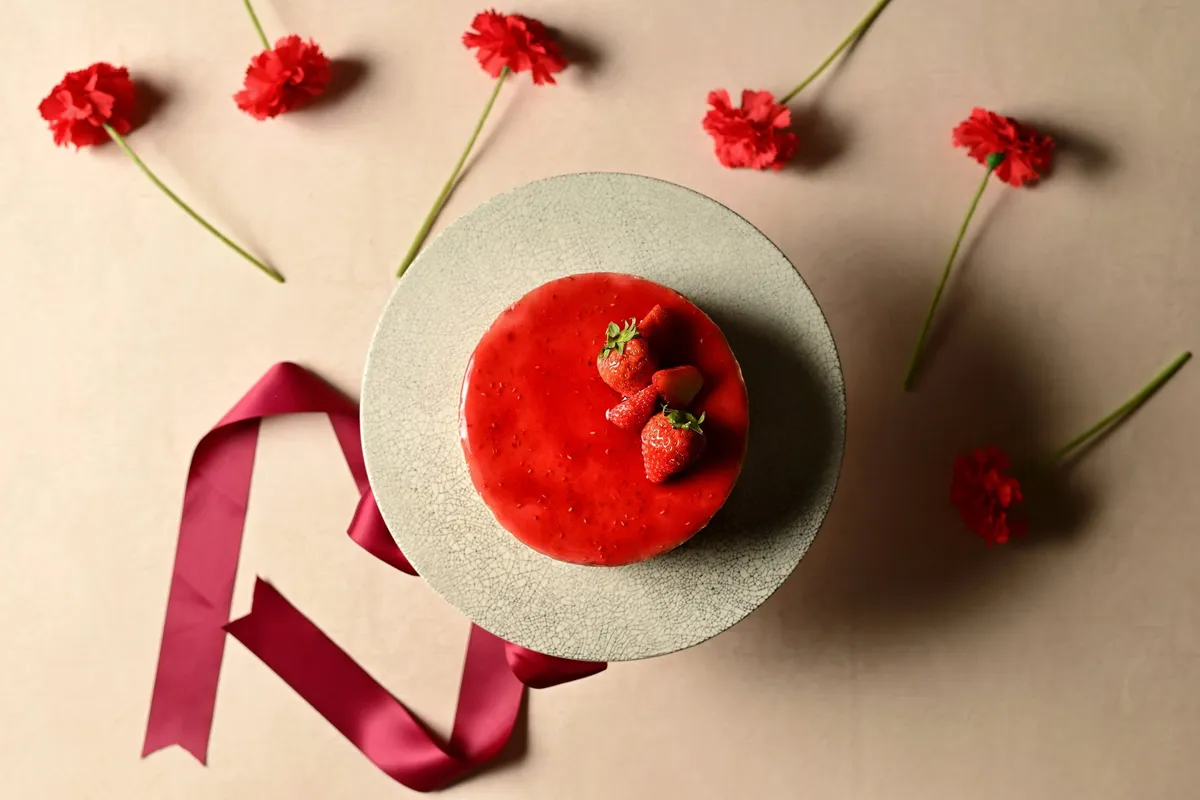 真っ赤なグラサージュと新鮮な苺が美しいケーキの俯瞰