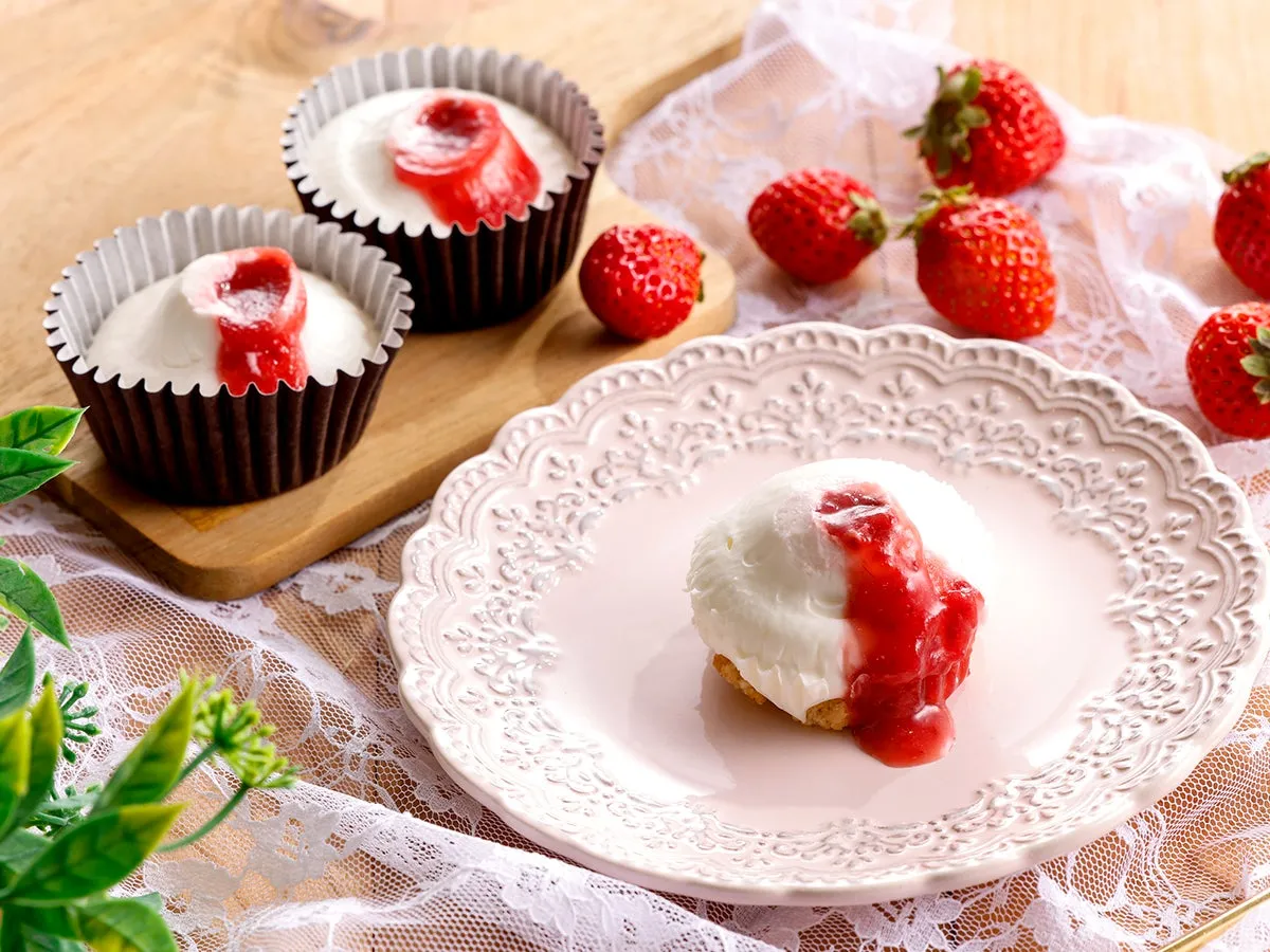 いちごとフランボワーズのソースがたっぷりかかったレアチーズケーキ