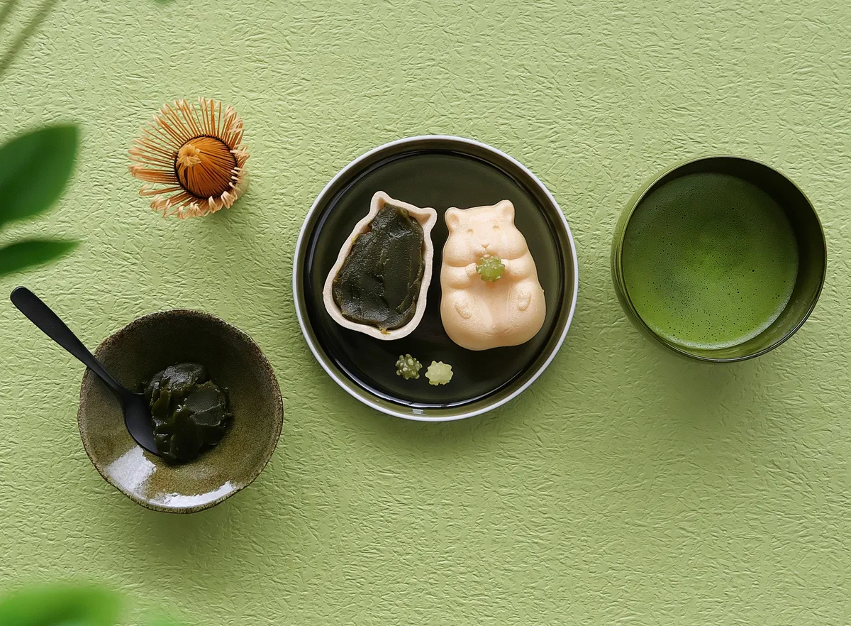 抹茶と一緒に楽しむモナカ