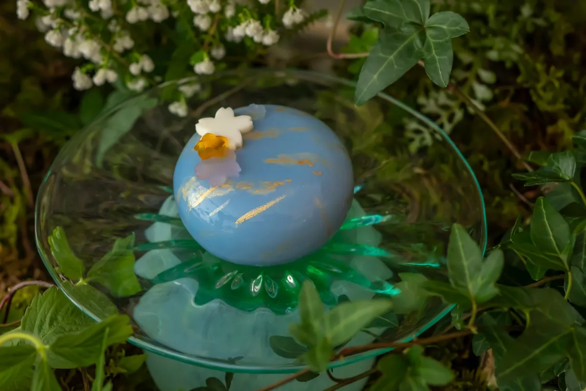 艶やかなブルーのグラデーションが美しいケーキ