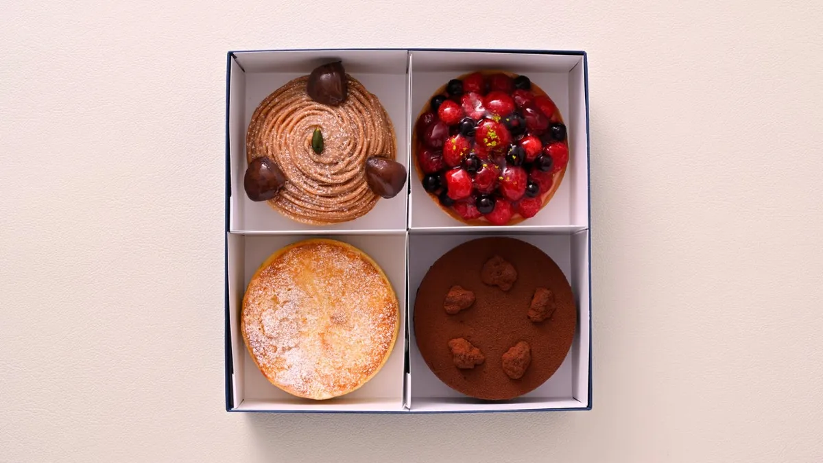 上品な青い化粧箱に収められた4種類のケーキセット