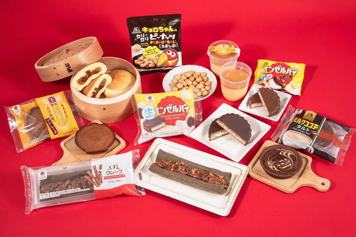 コラボ商品が並んだ華やかな集合写真