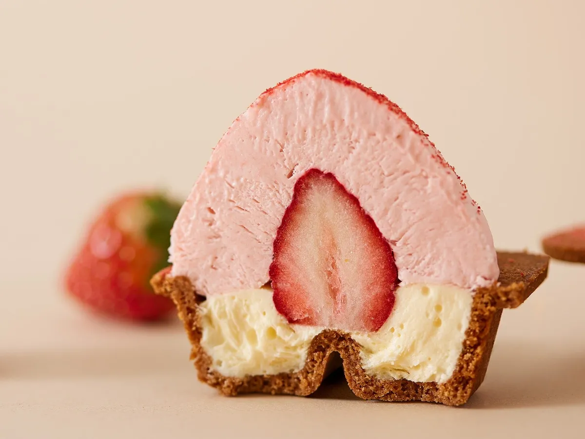 苺の酸味とチーズが溶け合う断面のアップ