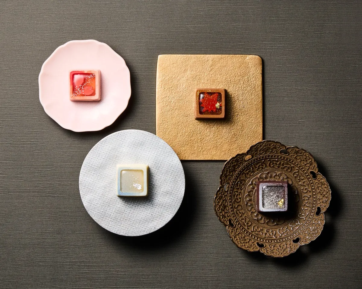 和モダンな器に並べられた、繊細なデザインの枡型ショコラ「季のしずく」