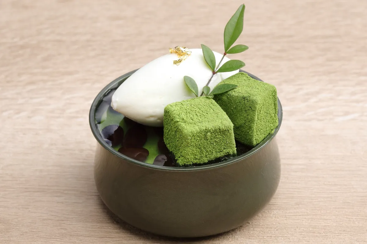 わらび餅と大納言小豆を添えた抹茶プリン