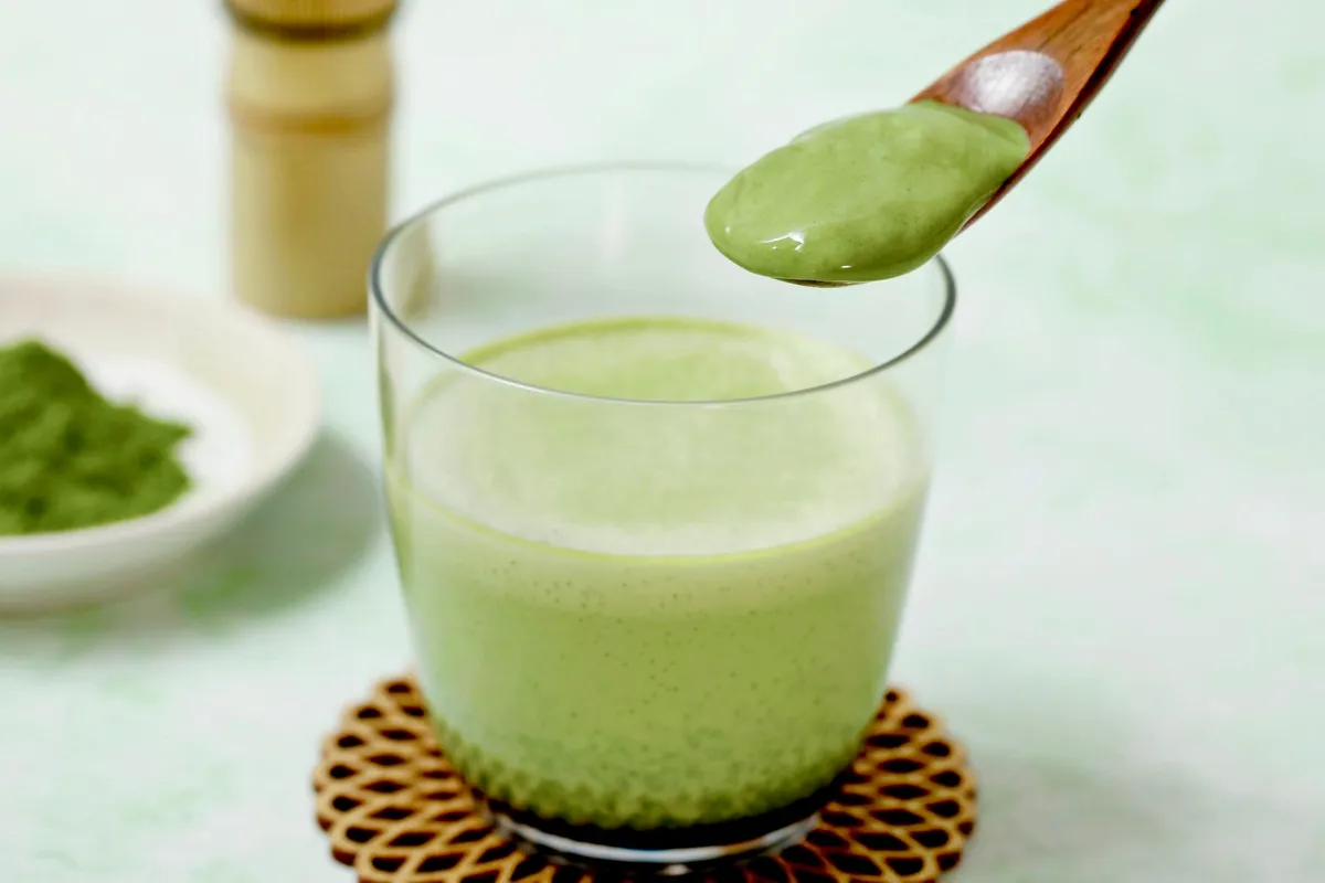 スプーンですくったなめらかな抹茶ラテプリン