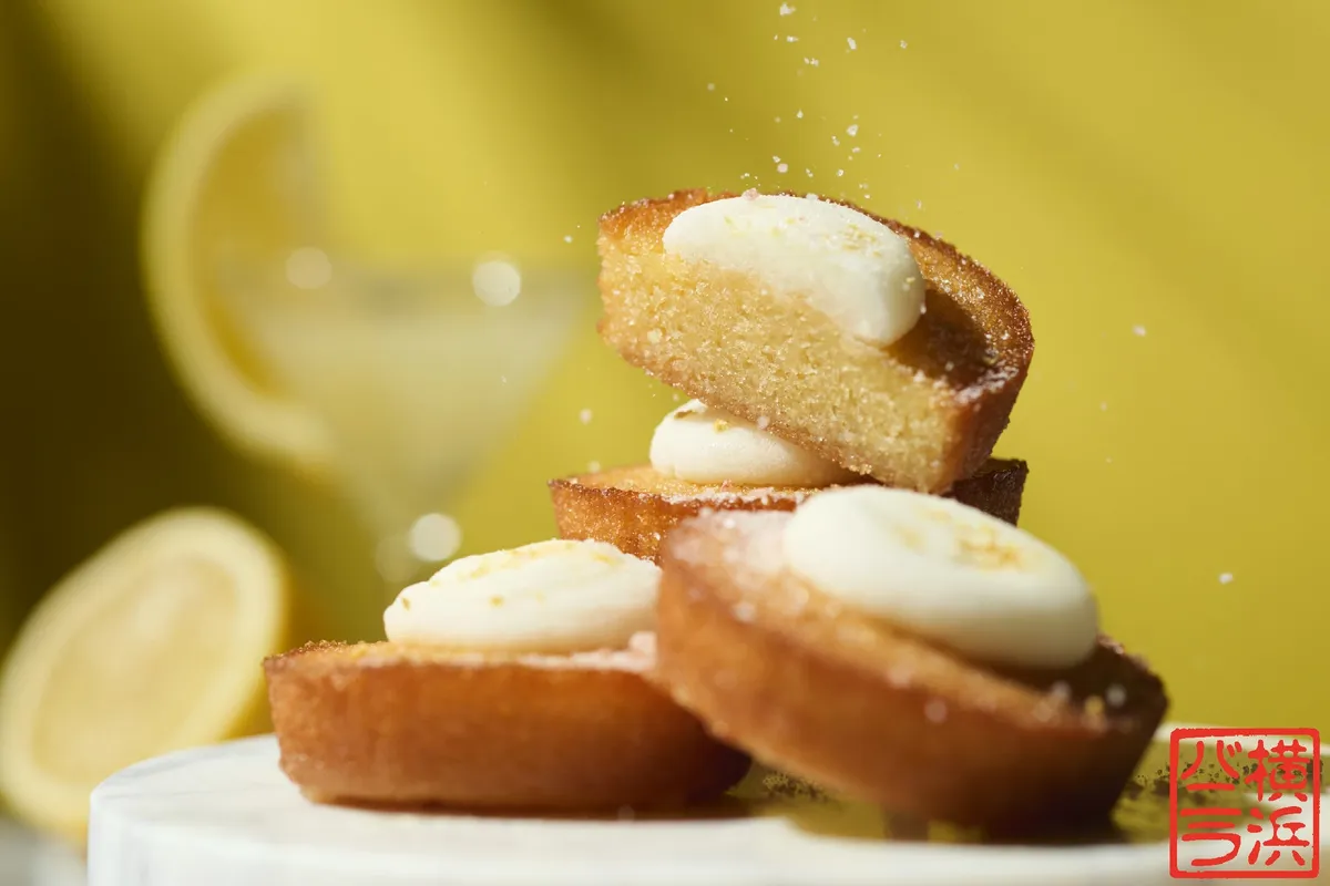 フィナンシェに檸檬ソルトが振りかけられる様子